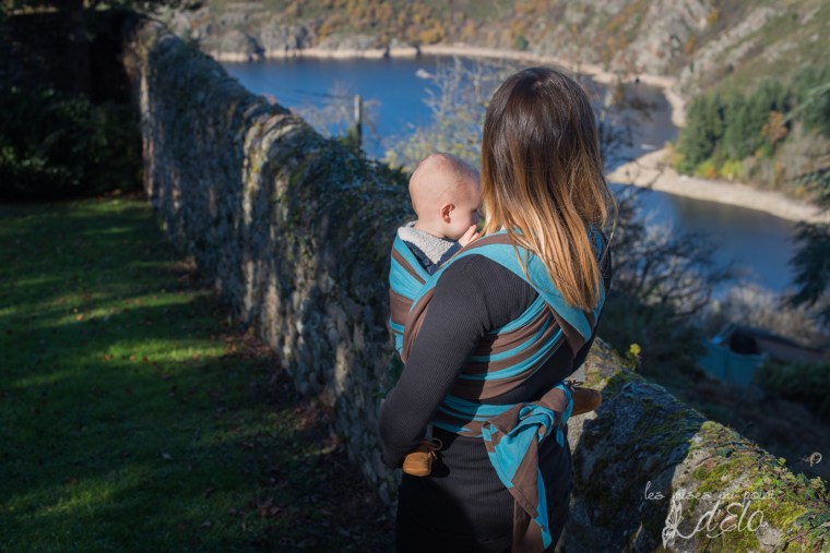 Séance famille parents et bébé en portage - Shooting commercial avec Néobulle