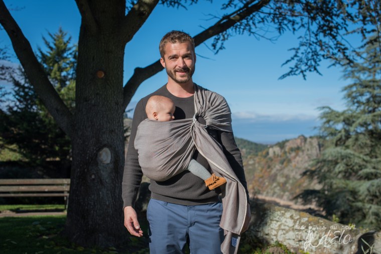 Séance famille parents et bébé en portage - Shooting commercial avec Néobulle