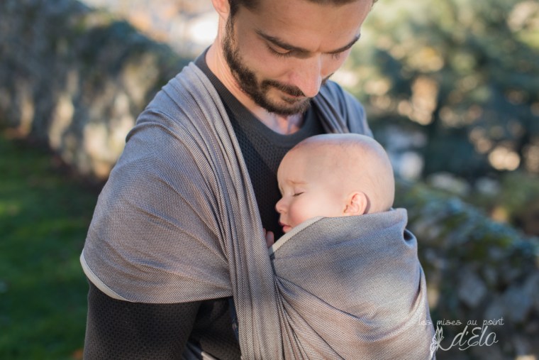 Séance famille parents et bébé en portage - Shooting commercial avec Néobulle