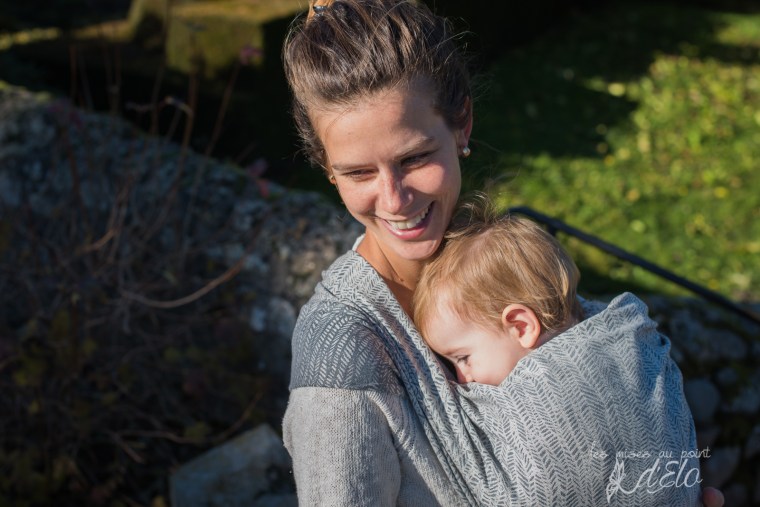 Séance famille parents et bébé en portage - Shooting commercial avec Néobulle