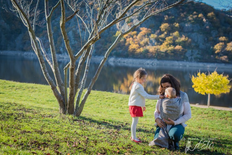 Séance famille parents et bébé en portage - Shooting commercial avec Néobulle