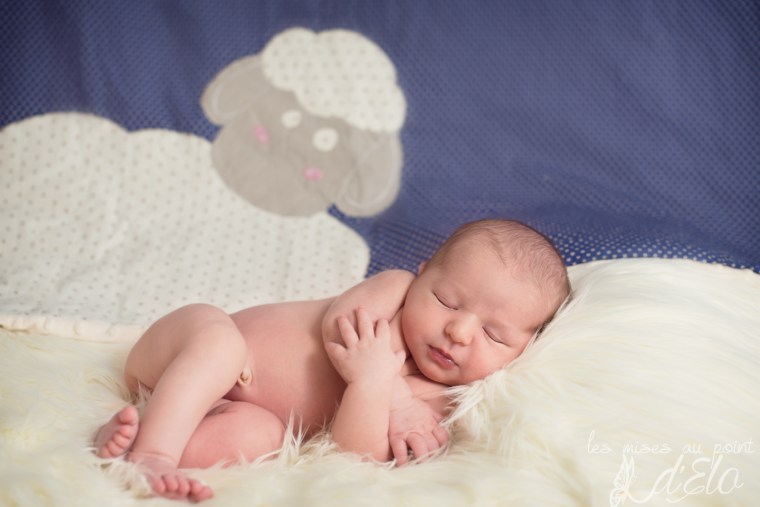 Photographe Loire Séance nouveau né bébé Monistrol sur Loire Haute Loire 